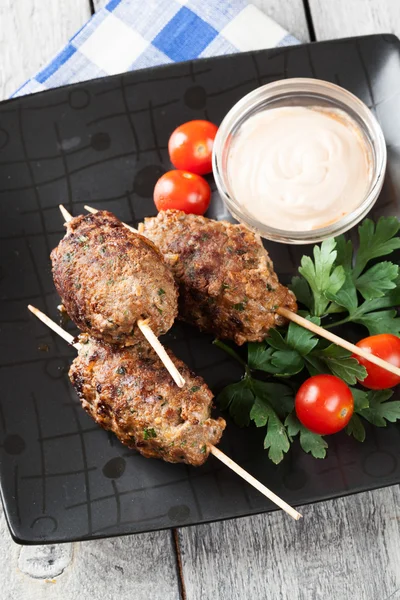 Grillade kofta med grönsaker på en tallrik — Stockfoto