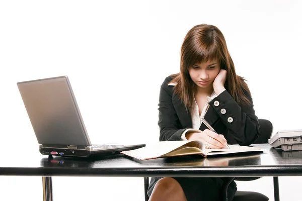 Zakenvrouw werken met computer — Stockfoto