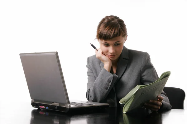 Businesswoman reading a newspaper — Stock Photo, Image