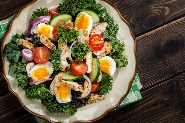 Friss saláta, csirke, paradicsom, tojást és salátát a tányér — Stock Fotó