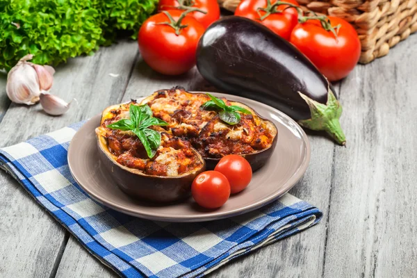 Ugnsbakad aubergine med bitar av kyckling — Stockfoto