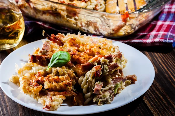 Porção de caçarolas de macarrão fusilli, salsichas e abobrinha — Fotografia de Stock