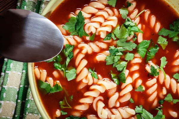Томатний суп локшина в мисці — стокове фото