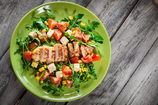鶏の胸肉と新鮮なサラダ,アルグラとトマト. — ストック写真