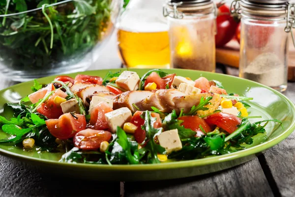 Salade fraîche avec poitrine de poulet, roquette et tomate — Photo