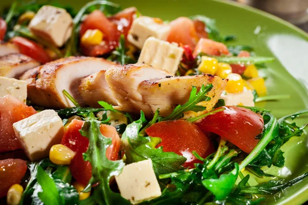 Ensalada fresca con pechuga de pollo, rúcula y tomate —  Fotos de Stock