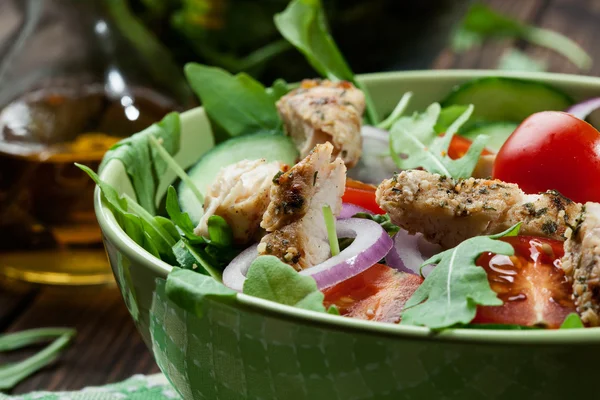 Frischer Salat mit Huhn, Tomaten und Rucola auf Teller — Stockfoto