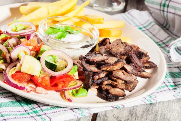 Viande grillée aux frites et légumes frais — Photo