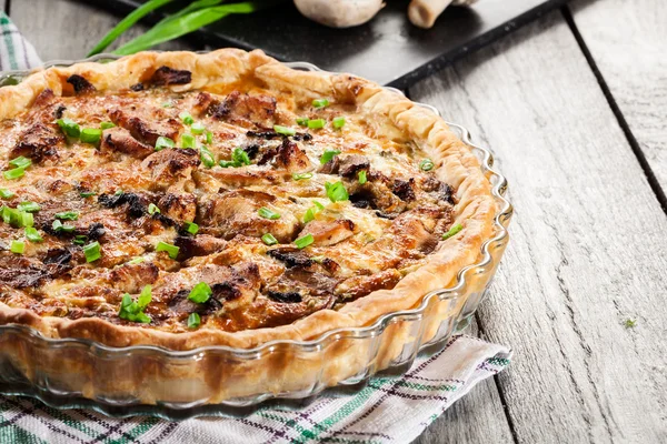Tart with chicken, mushrooms and cheese — Stock Photo, Image