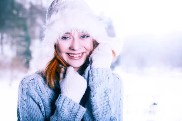 Jovem mulher no fundo do inverno — Fotografia de Stock