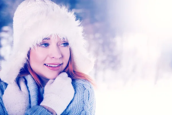 Young woman on the winter background — Stock Photo, Image