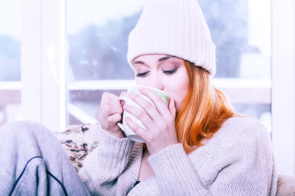 입고 따뜻한 의류와 뜨거운 음료를 마시는 여자 — 스톡 사진