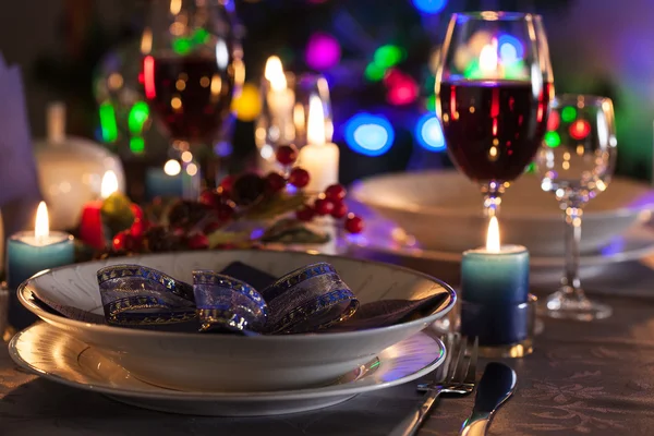 Tabel instellingen op de kerst-tafel — Stockfoto