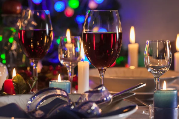 Glas Wein auf dem Weihnachtstisch — Stockfoto