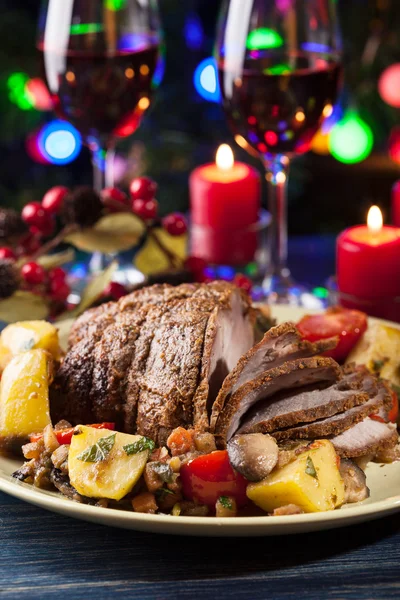 Saftiger Schweinebraten auf dem Festtagstisch — Stockfoto