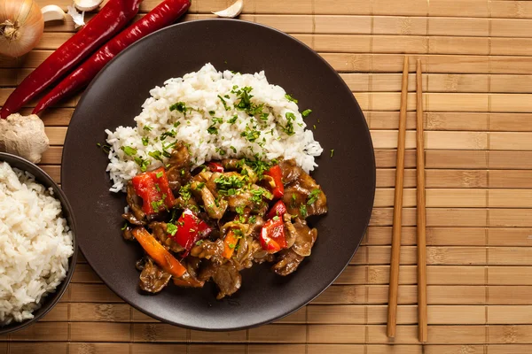 Chinesische klebrige Schweinelende gebraten mit einer süßen und herzhaften Sauce — Stockfoto