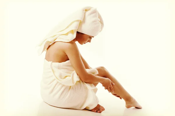 Alternativmedizin und Körperbehandlungskonzept. Attraktive junge Frau nach Dusche mit Handtuch. — Stockfoto