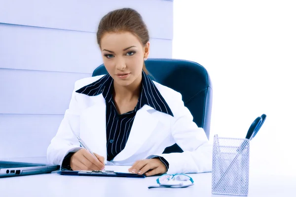 Привлекательная деловая женщина, работающая с ноутбуком в офисе — стоковое фото
