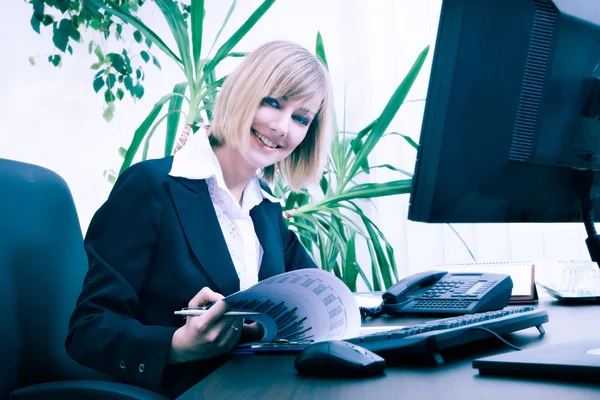 Femme d'affaires blonde travaillant sur ordinateur au bureau — Photo