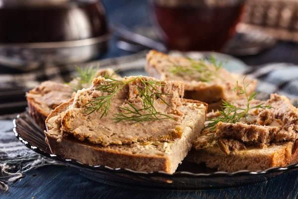 Fatias de pão com paté assado na chapa — Fotografia de Stock