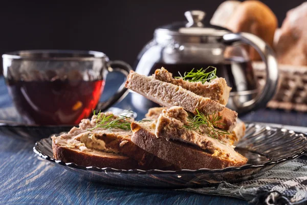 Кусочки хлеба с выпечкой на тарелке — стоковое фото