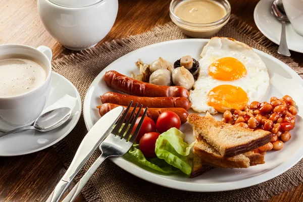 Pequeno-almoço inglês com salsicha — Fotografia de Stock