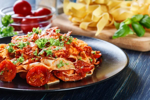 Kleding Pasta Met Garnalen Tomaten Kruiden Italiaanse Keuken — Stockfoto