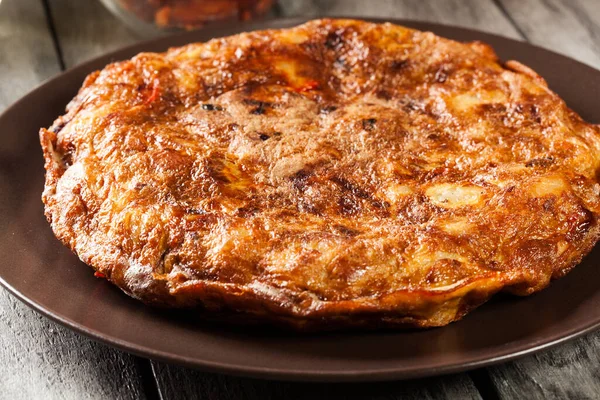 Tortilla Patatas Spanisches Omelett Mit Wurstchorizo Kartoffeln Paprika Und Begleitet — Stockfoto