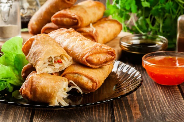 Rollos Primavera Con Pollo Verduras Servidas Con Salsa Chile Dulce — Foto de Stock