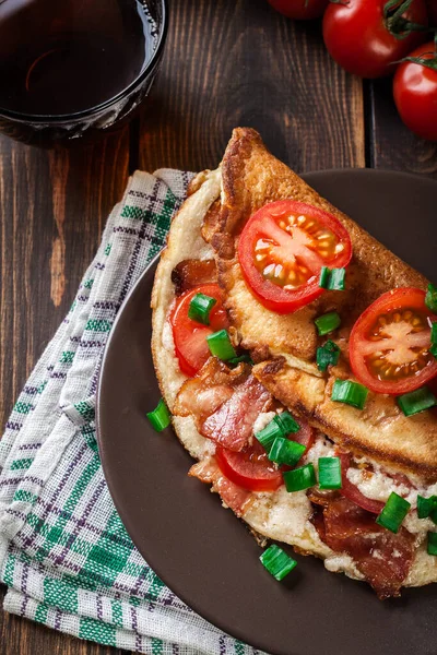 Omelett Med Bacon Och Tomater Brun Tallrik Ovanifrån — Stockfoto