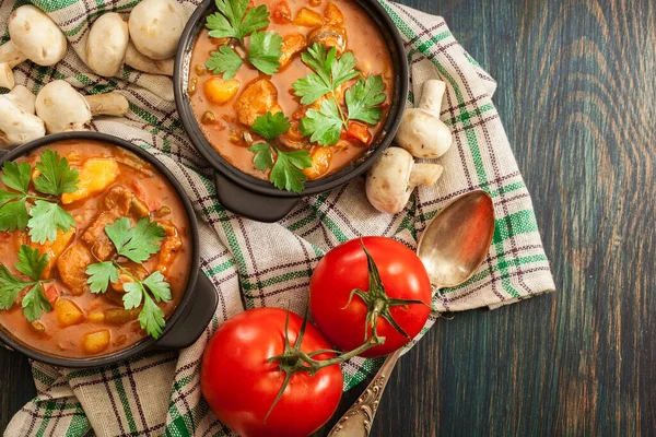 Guisar Sopa Con Carne Patatas Champiñones Pimiento Rojo Tazón Vista —  Fotos de Stock