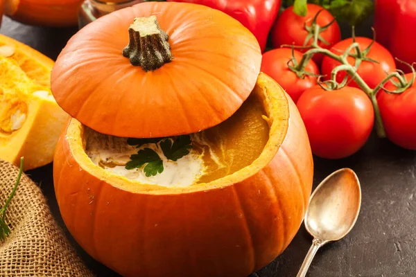 秋の夕食のためのカボチャのクリームとカボチャのスープ — ストック写真
