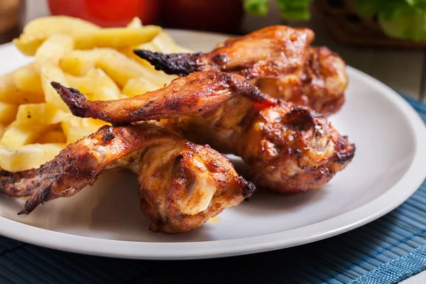 Leckere Gebackene Chicken Wings Auf Einem Teller Serviert Mit Pommes — Stockfoto