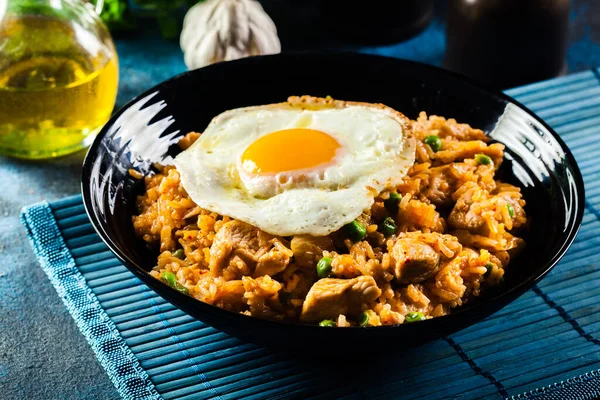 Kryddigt Stekt Ris Med Kyckling Kimchi Och Ägg Koreanska Köket — Stockfoto