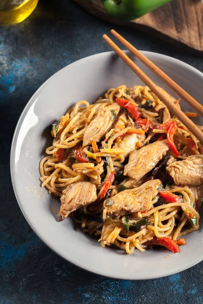 Frango Chow Mein Macarrão Frito Popular Com Frango Legumes — Fotografia de Stock