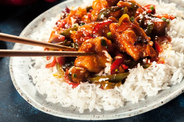 米とカラフルなピーマンと甘いと酸味のある鶏 中華料理 — ストック写真