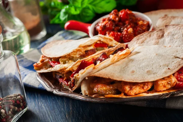 Mexikói Quesadilla Csirkével Kolbászos Chorizóval Pirospaprikával Salsával Tálalva — Stock Fotó