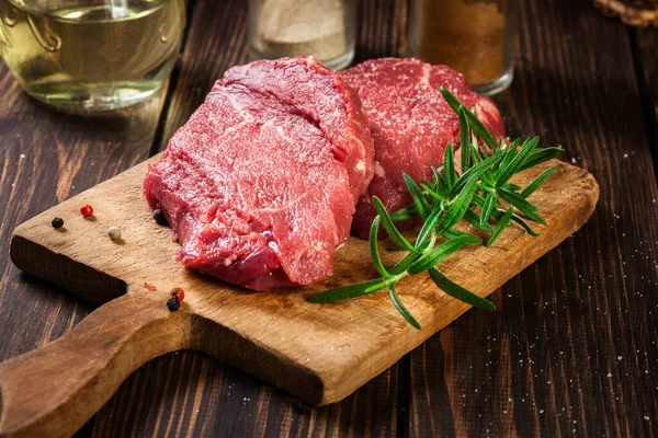 Verse Rauwe Biefstuk Biefstuk Lendenen Met Rozemarijn Snijplank — Stockfoto