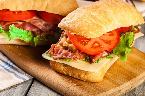 Sandwich Ciabatta Con Tocino Ahumado Queso Tomate Una Tabla Cortar — Foto de Stock