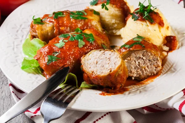 Cavolo Ripieno Con Carne Riso Servito Con Patate Bollite Salsa — Foto Stock
