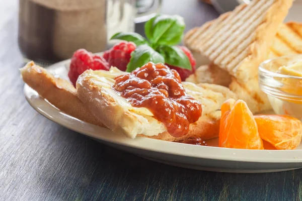 Vers Continentaal Ontbijt Tafel Met Jam Toast — Stockfoto