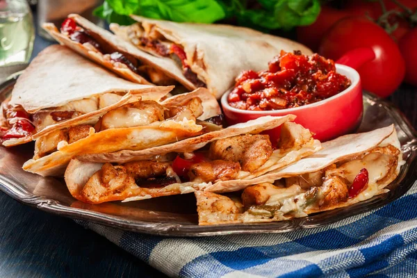 Mexikói Quesadilla Csirkével Kolbászos Chorizóval Pirospaprikával Salsával Tálalva Stock Kép