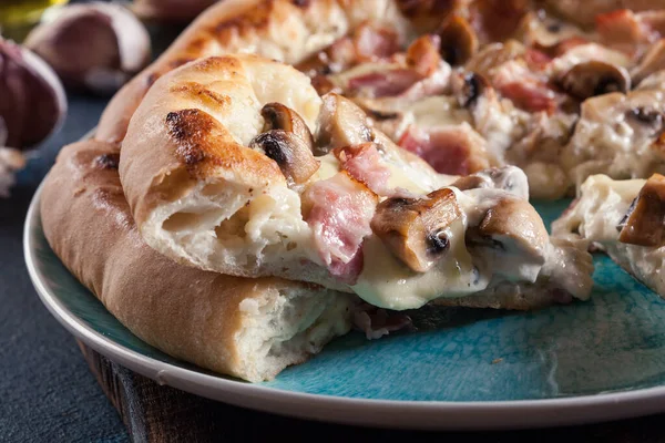 Pizza Bianca Mit Speck Und Pilzen Italienisches Gericht lizenzfreie Stockfotos