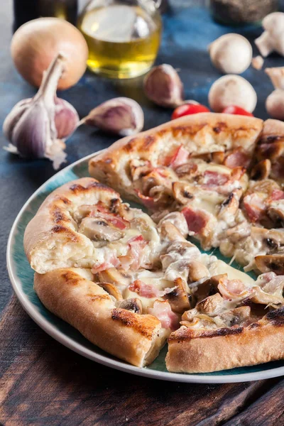 Pizza Bianca Mit Speck Und Pilzen Italienisches Gericht lizenzfreie Stockfotos