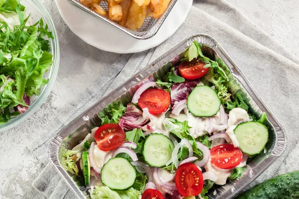 Kapsalon Holländska Snabbmat Häxpommes Frites Kycklingtomater Och Gurka Stockbild