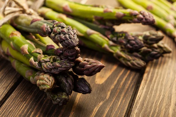 Bouquet de jeunes asperges sur table en bois — Photo