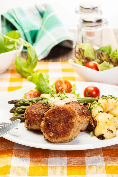 Frikadellen mit Pellkartoffeln und Spargel — Stockfoto