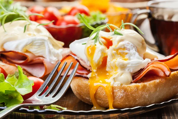 Eggs Benedict on toasted muffins with ham — Stock Photo, Image