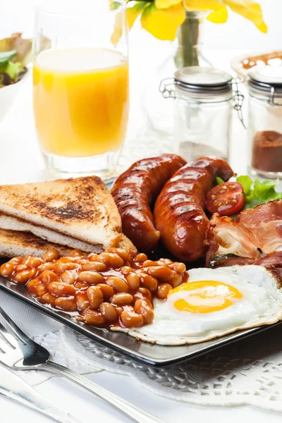 Café da manhã inglês completo com bacon, salsicha, ovo, feijão assado e — Fotografia de Stock
