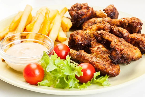 Kippenvleugels met frietjes Franse en pikante saus — Stockfoto